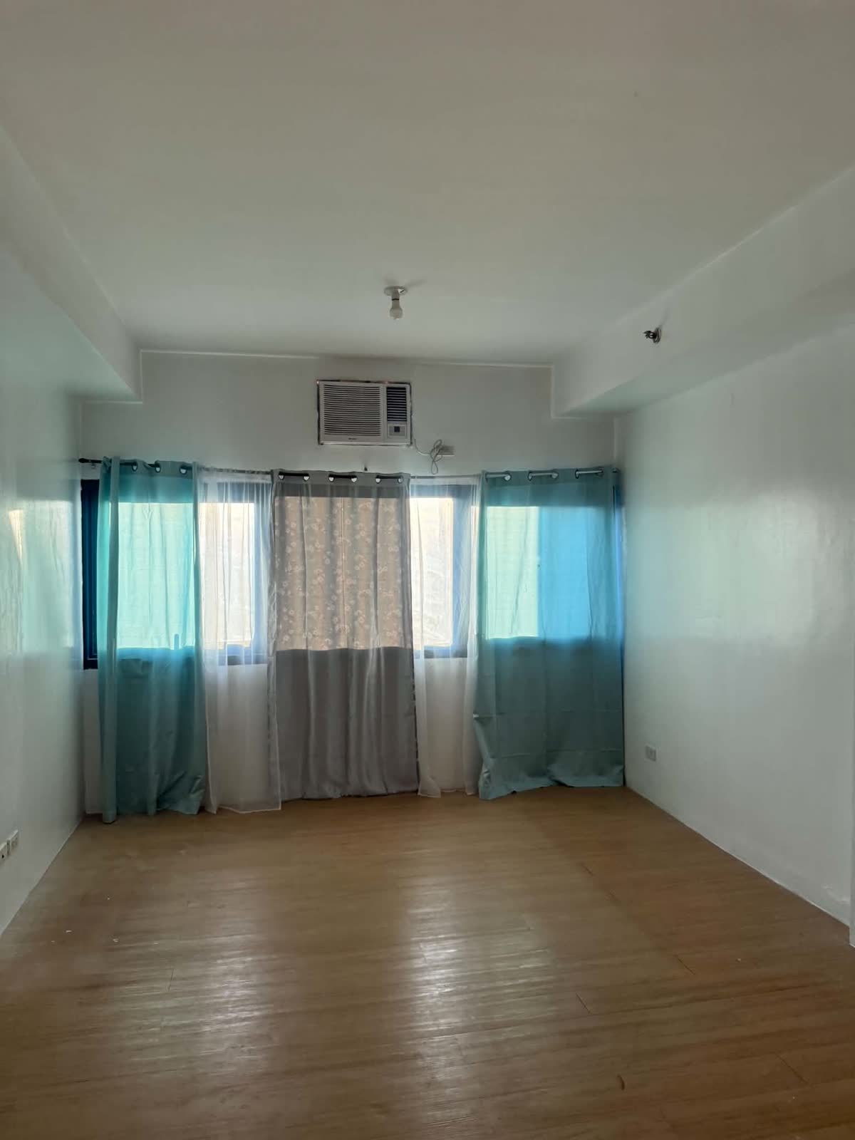 Main room · lounge and sleeping zone, before