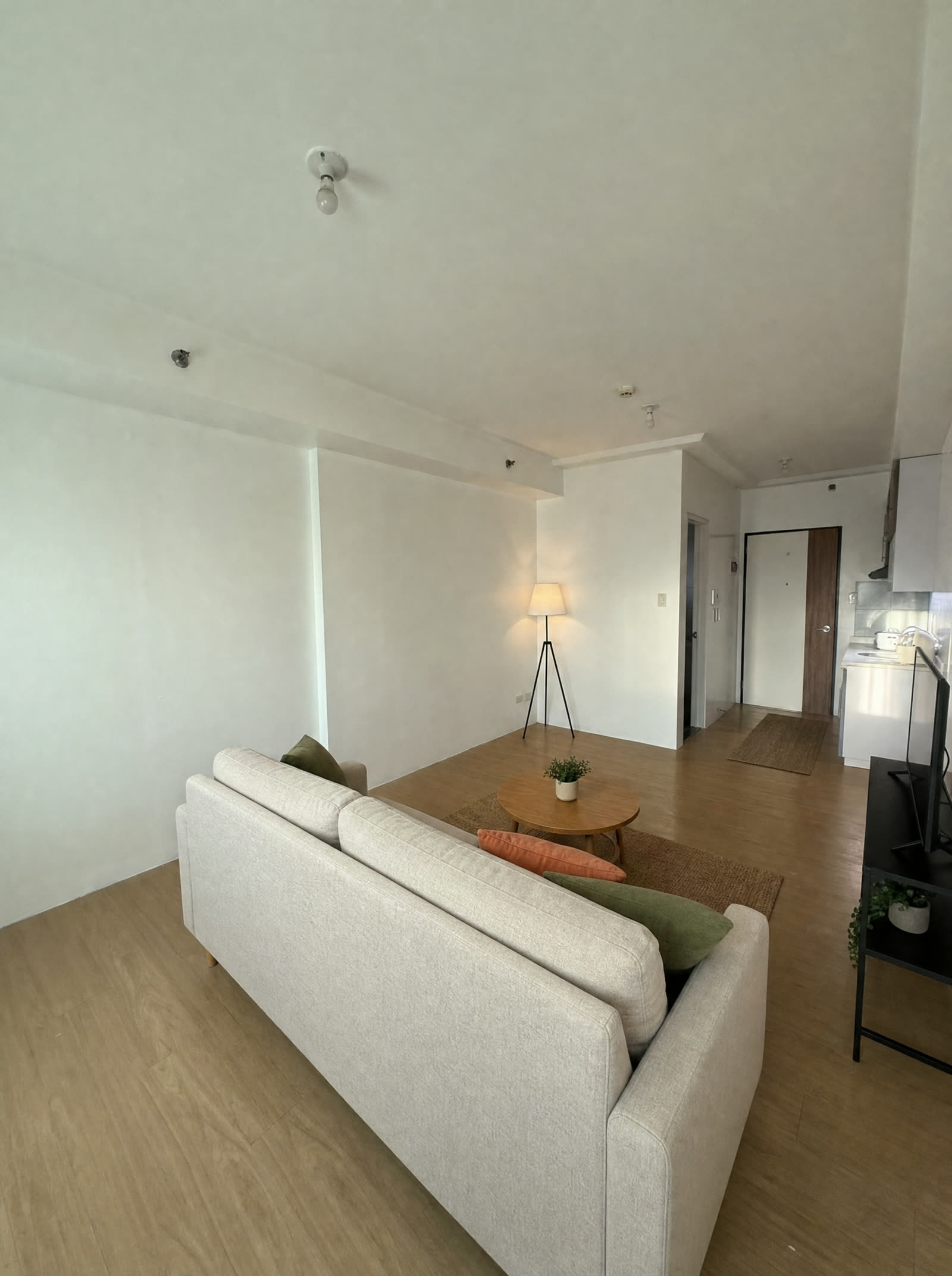 Reverse view toward entry, rental scheme